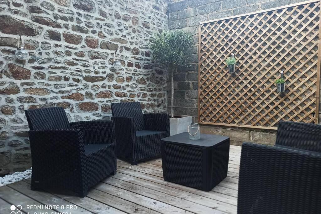 Superbe Appartement Avec Terrasse Au Calme Ernée Екстериор снимка